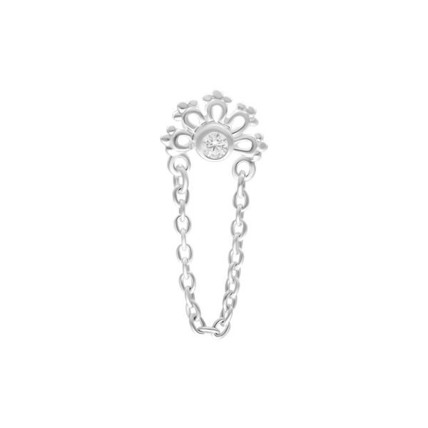 Accesorio plateado con cristal claro y elemento de cadena sobre fondo blanco
