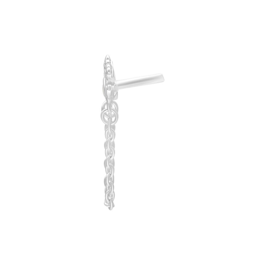 Accesorio plateado con cadena de cristal sobre fondo blanco