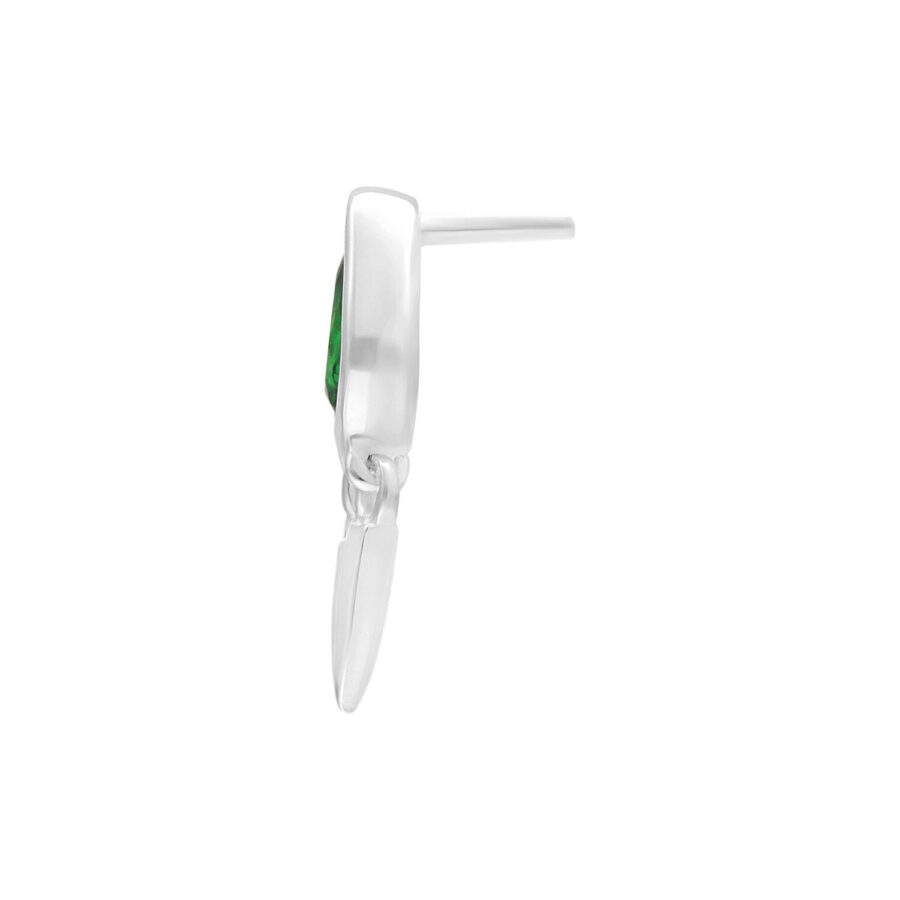 Pieza de ajuste push plateada con cristal verde sobre fondo blanco