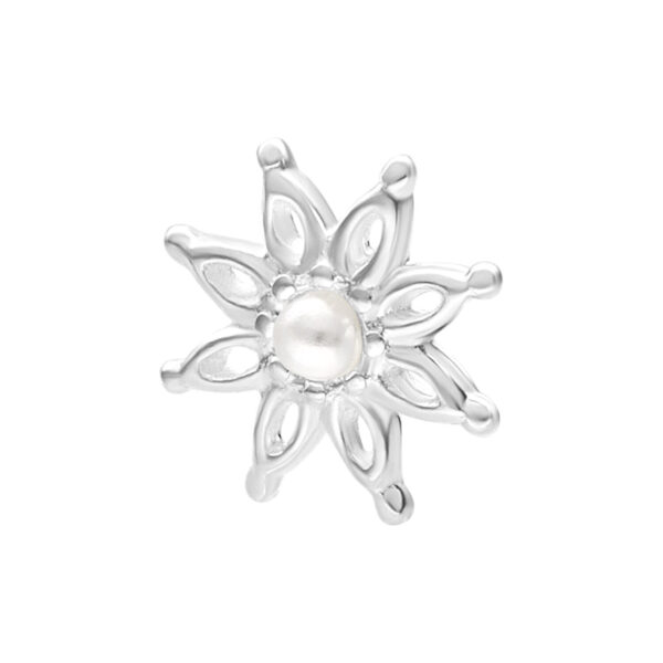 Ajuste floral plateado con acento de perlas sobre fondo blanco