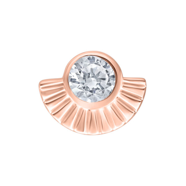 Top Push Fit en oro rosa con cristal redondo sobre fondo blanco