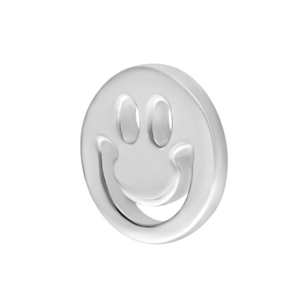 Aplique de Smiley plateado en forma redonda sobre fondo blanco