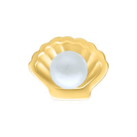 Ajuste de concha dorada con perla blanca sobre fondo blanco