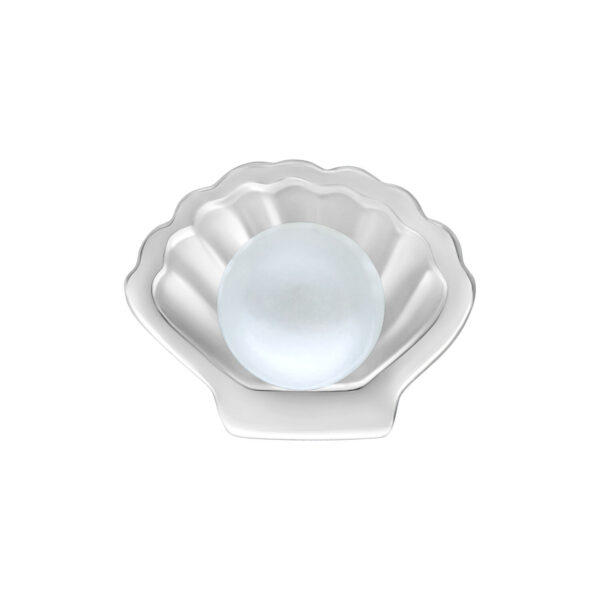 Concha plateada Push Fit con perla blanca sobre fondo blanco