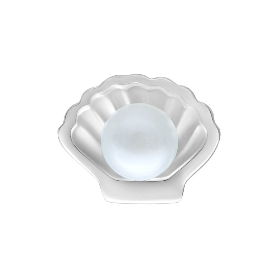 Concha plateada Push Fit con perla blanca sobre fondo blanco