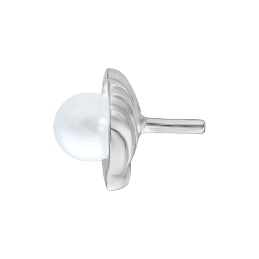 Ajuste Push de plata con perla blanca sobre fondo blanco