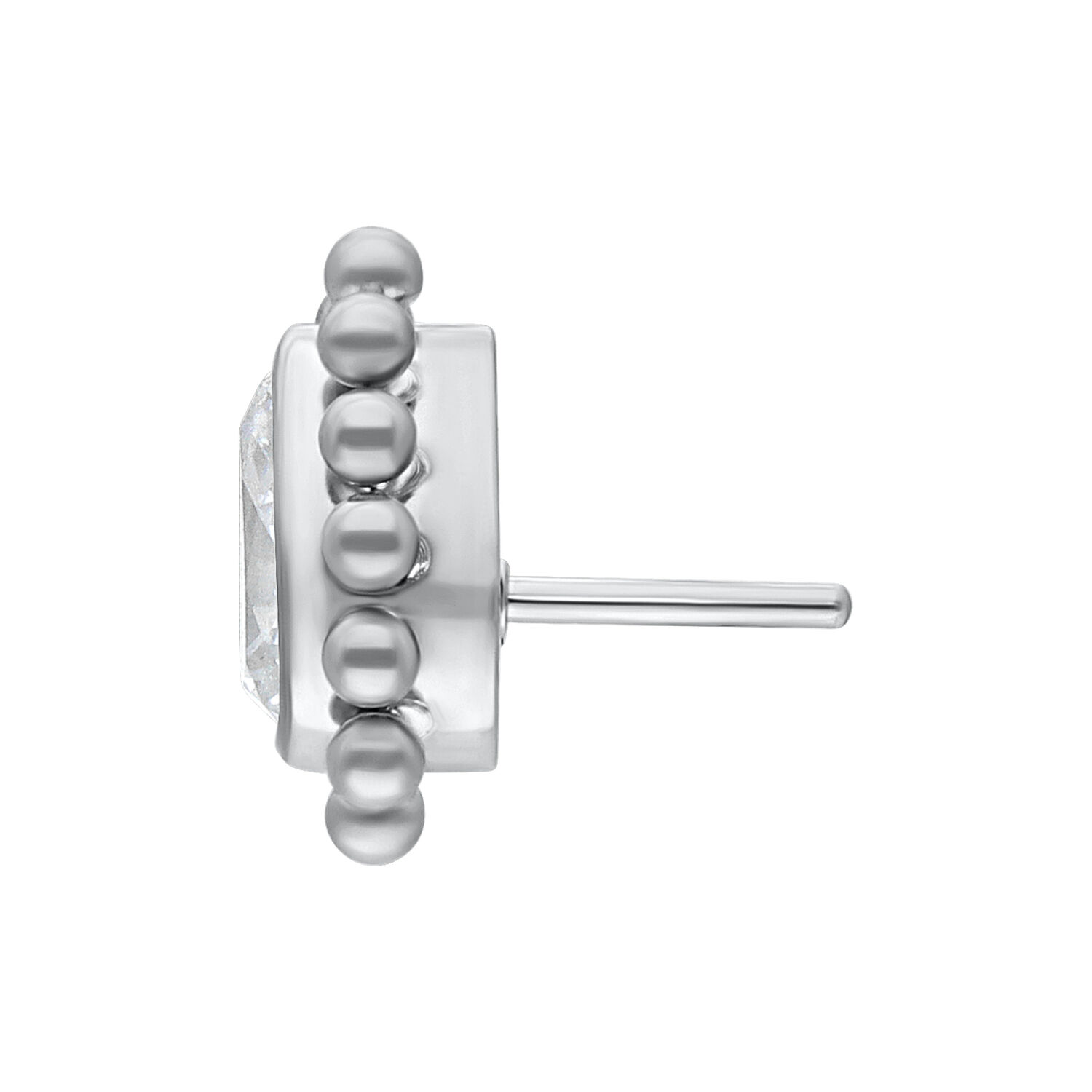 Accesorio de oro blanco con gota de cristal claro sobre fondo blanco