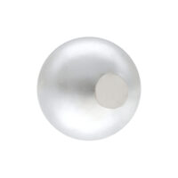 Bola de perla sintética blanca sobre fondo simple