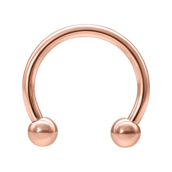 Circular Barbell de oro rosa de acero quirúrgico sobre fondo blanco