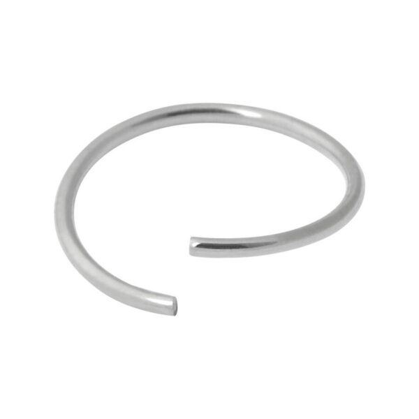 Anillo Continuo Plateado de Acero Quirúrgico 316L sobre fondo blanco