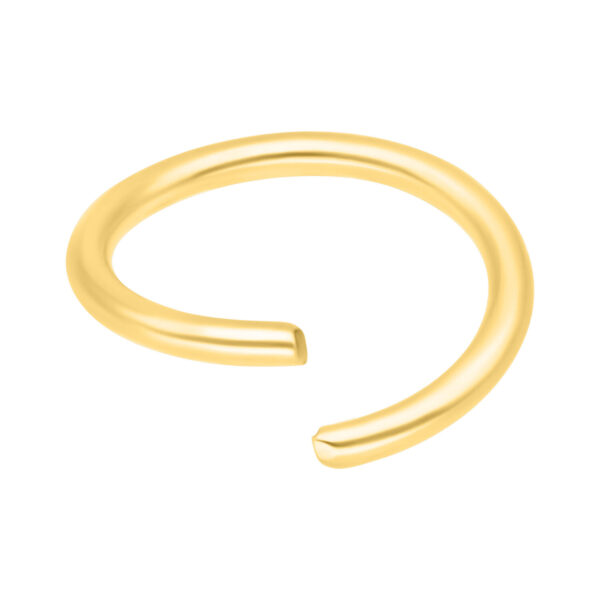 Anillo dorado sin costuras de acero quirúrgico sobre fondo blanco