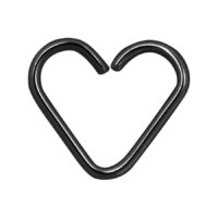 Anillo de corazón negro de acero quirúrgico 316L sobre fondo blanco