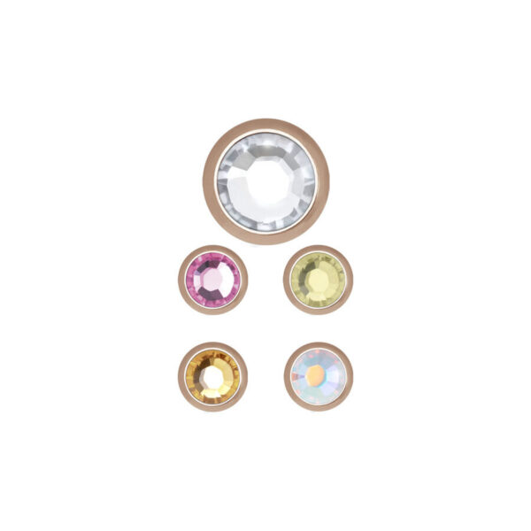 Cinco accesorios redondos con montura de oro rosa y cristales de colores sobre fondo blanco