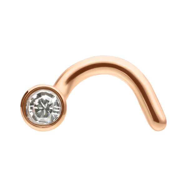 Piercing nasal de titanio en oro rosa con cristal claro brillante sobre fondo blanco