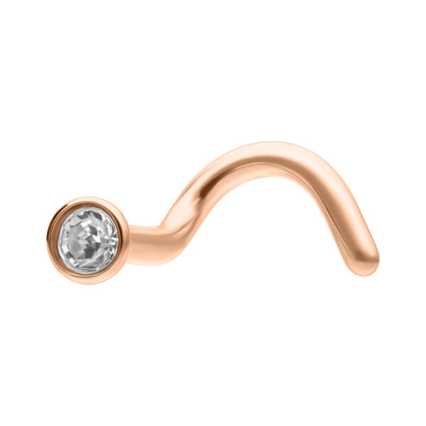 Piercing nasal de titanio en rosado dorado con cristal claro sobre fondo blanco