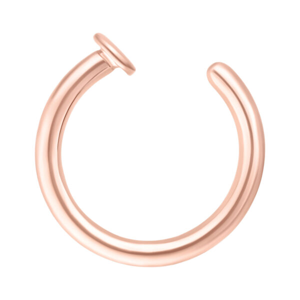 Aro nasal abierto de acero quirúrgico en oro rosa sobre fondo blanco