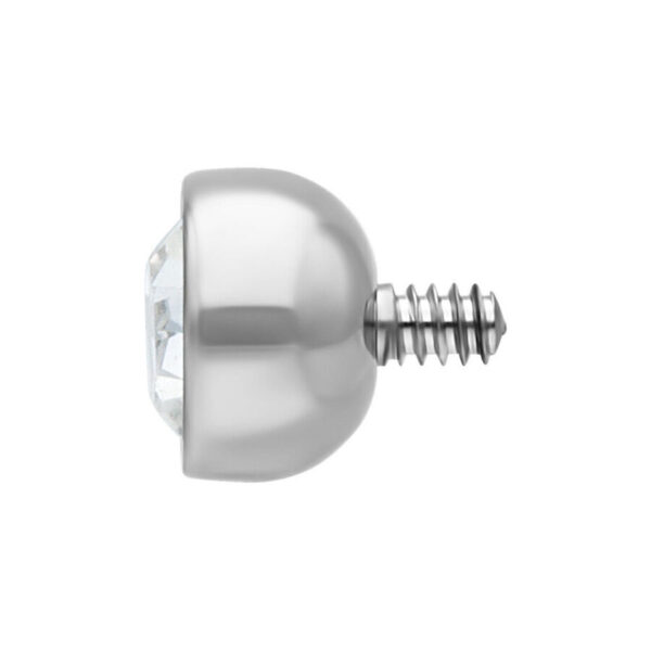 Pieza de piercing de titanio plateado con cristal claro sobre fondo blanco