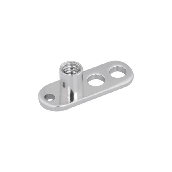 Dermal Anchor de titanio plateado con 3 agujeros sobre fondo blanco