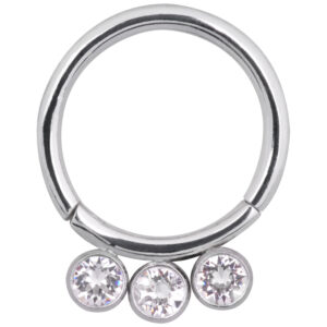 Silberner Piercing-Ring mit drei klaren Kristallen vor weißem Hintergrund