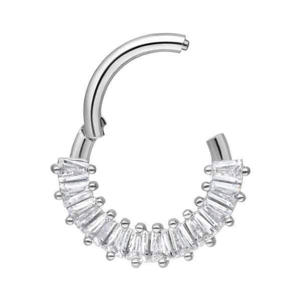 Septum Clicker plateado con cristales claros sobre fondo blanco