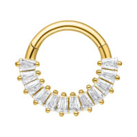 Clicker de septum dorado de acero quirúrgico con cristales claros sobre fondo blanco
