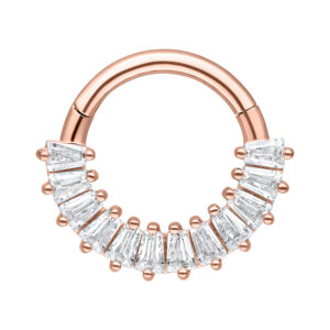 Clicker de septum rosado con cristales claros sobre fondo blanco