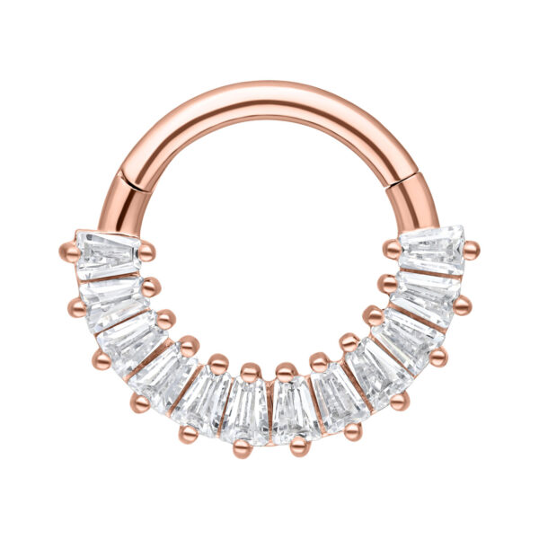 Clicker de septum rosado con cristales claros sobre fondo blanco