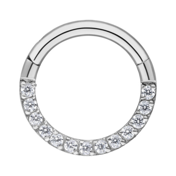 Clicker de septum plateado con cristales pavé sobre fondo blanco