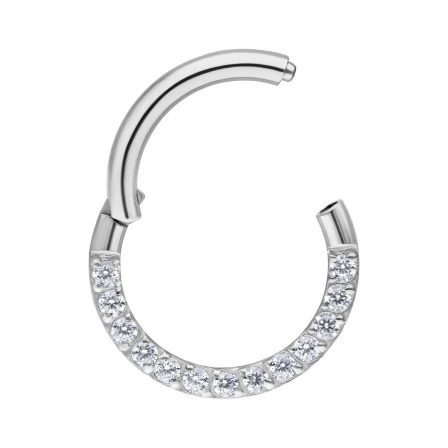 Clicker de septum plateado de acero quirúrgico con cristales claros sobre fondo blanco