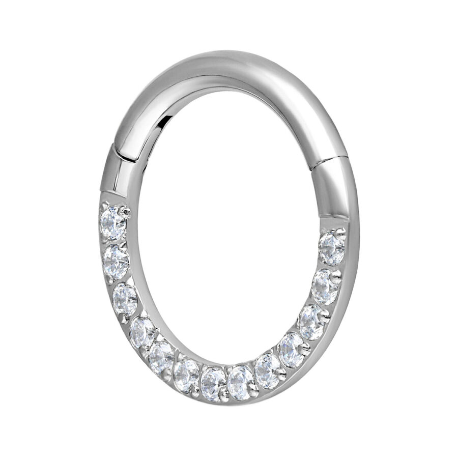 Clicker de septum plateado con cristales claros sobre fondo blanco
