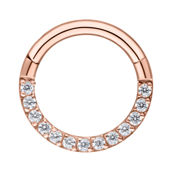 Clicker de septum en oro rosa con cristales claros sobre fondo blanco
