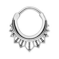 Tigerlily Septum Clicker Piercing de Plata Septum Clicker de plata con detalles decorativos sobre fondo blanco