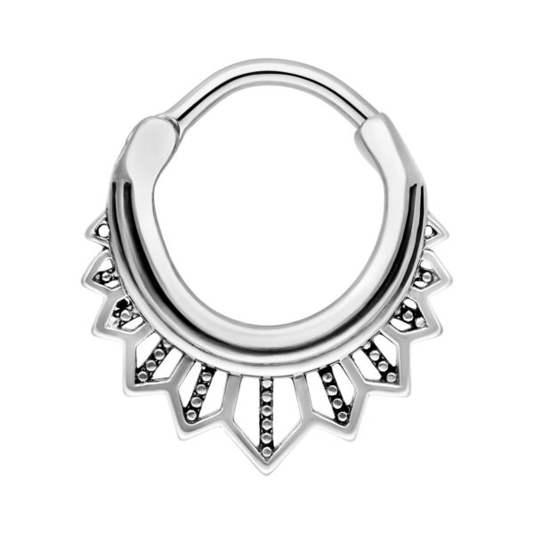 Septum Clicker de plata con detalles decorativos sobre fondo blanco