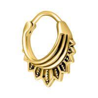 Tigerlily Septum Clicker en Oro Septum Clicker dorado con diseño floral sobre fondo blanco