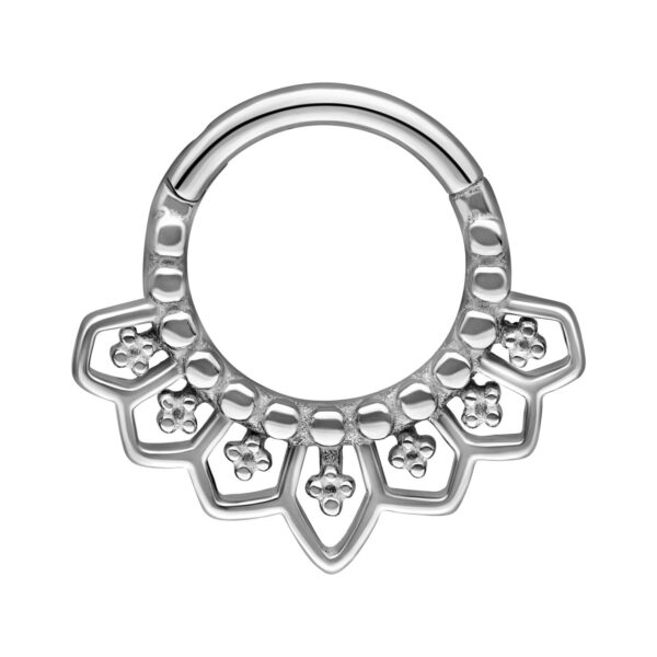 Clicker de septum plateado con diseño catedralicio juguetón sobre fondo blanco