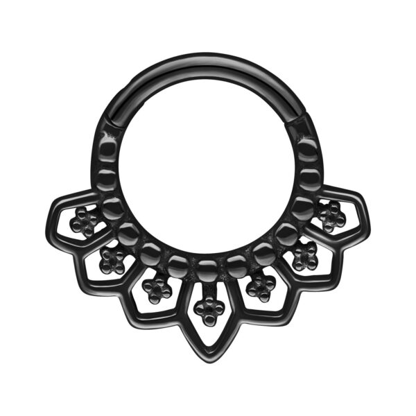Clicker de septum negro de acero quirúrgico con diseño decorativo sobre fondo blanco
