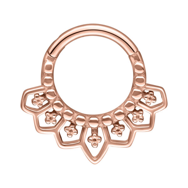 Clicker de septum de oro rosa con diseño floral sobre fondo blanco