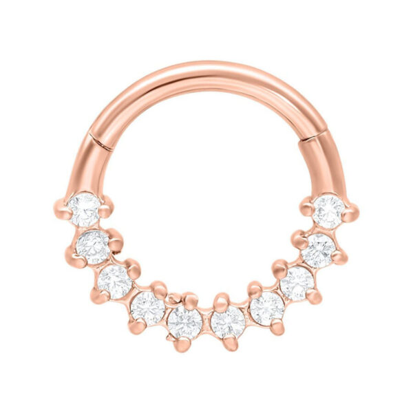 Elegante clicker de septum en oro rosa con cristales claros sobre fondo blanco