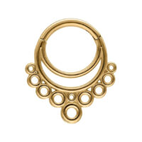 Clicker de septum dorado con diseño circular sobre fondo blanco