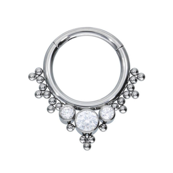 Clicker de septum plateado con piedras cristalinas sobre fondo blanco