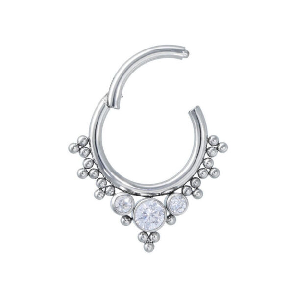 Clicker de septum plateado con cristales claros sobre fondo blanco
