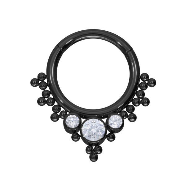 Anillo de piercing negro con cristales claros sobre fondo blanco