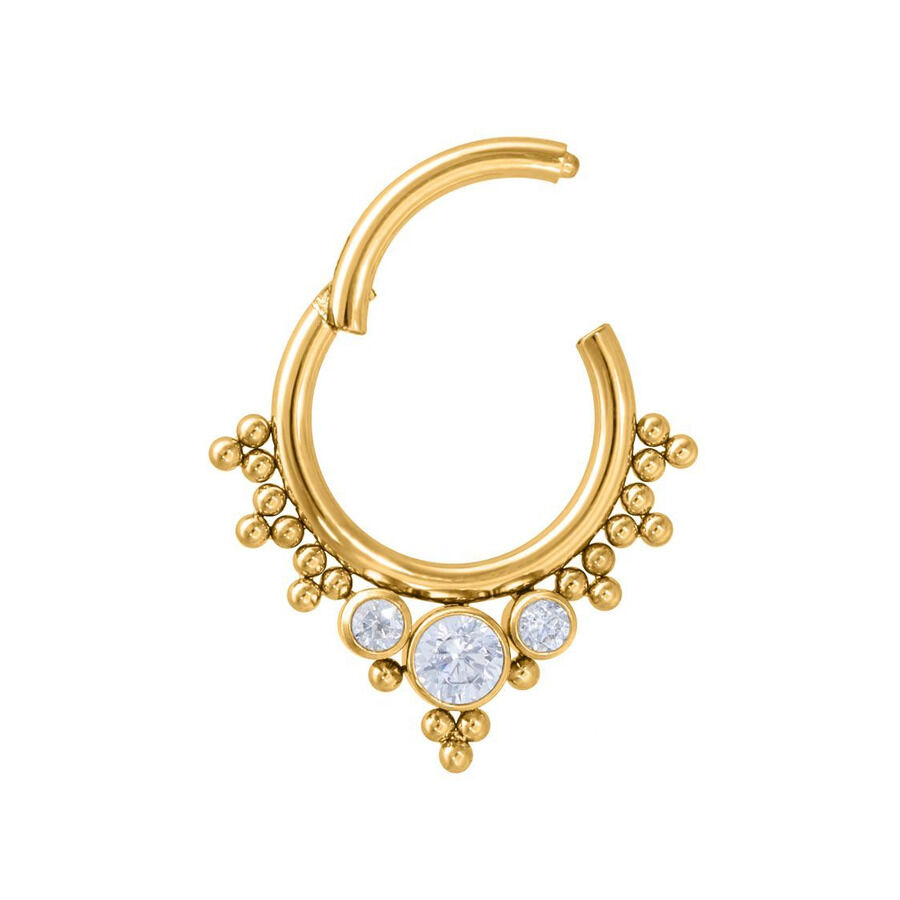 Anillo de piercing dorado con cristales claros sobre fondo blanco