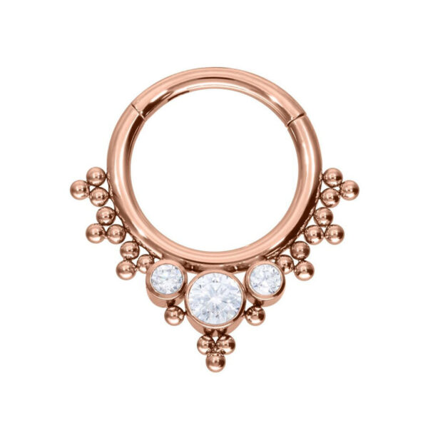 Anillo de piercing rosado con cristales sobre fondo blanco