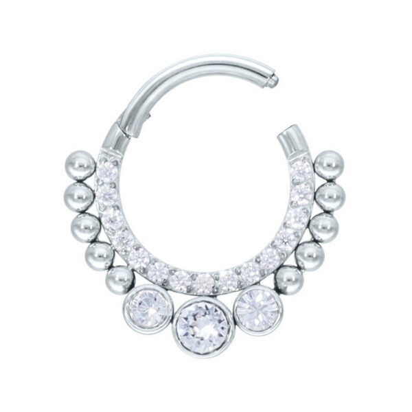 Clicker de septum plateado con cristales claros sobre fondo blanco
