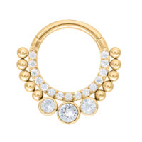 Clicker de septum dorado con cristales claros sobre fondo blanco
