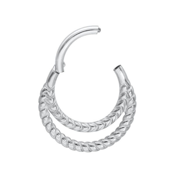 Anillo de piercing plateado con doble torsión sobre fondo blanco