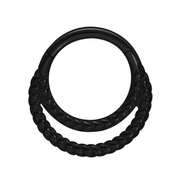 Anillo de piercing negro con diseño doble torcido sobre fondo blanco