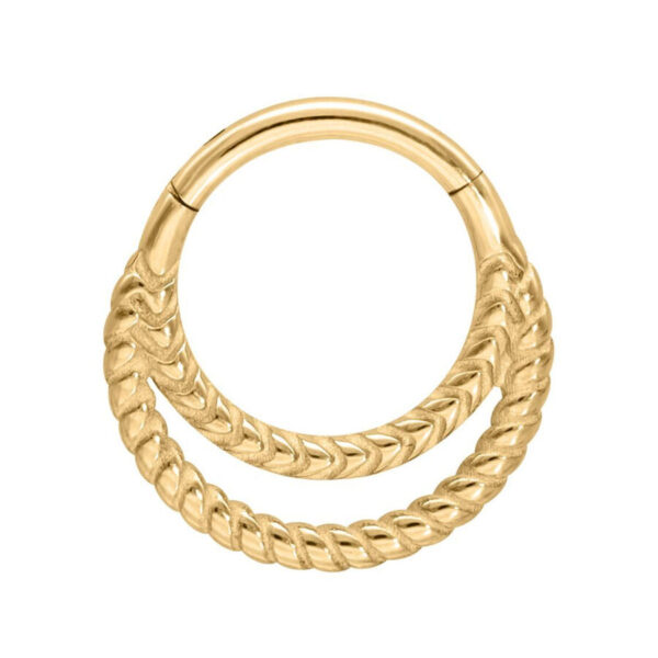 Anillo de piercing de metal dorado con doble giro sobre fondo blanco