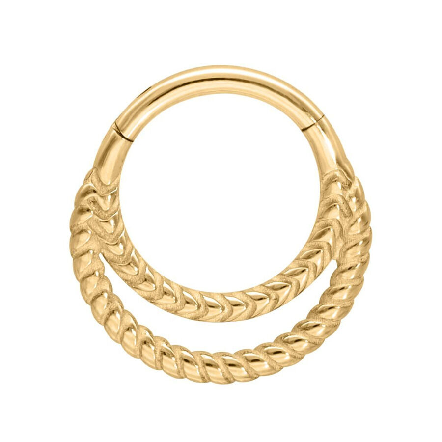 Anillo de piercing de metal dorado con doble giro sobre fondo blanco